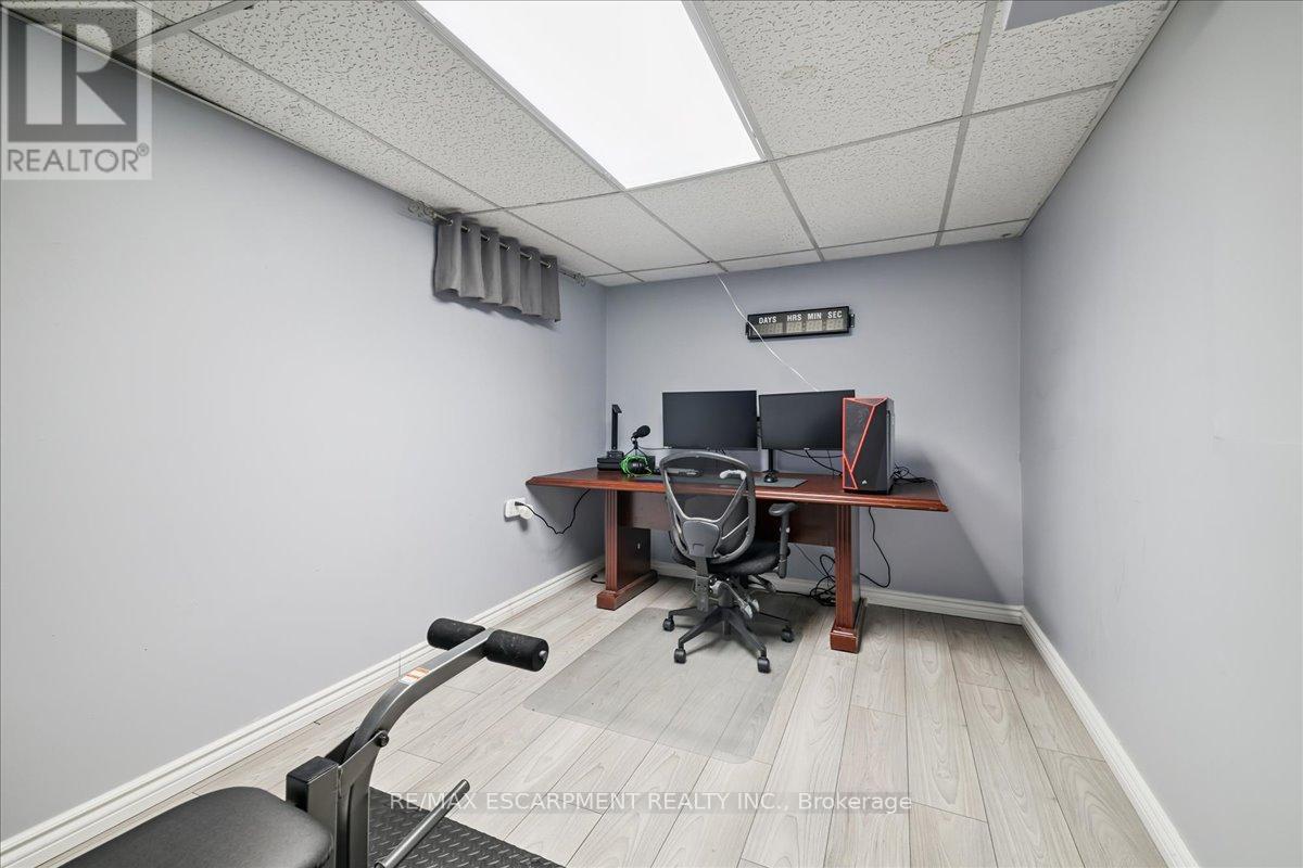 9 Inglewood Street, Brantford, Ontario  N3P 1A4 - Photo 23 - X12495074