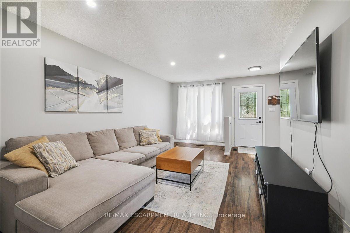 9 Inglewood Street, Brantford, Ontario  N3P 1A4 - Photo 5 - X12495074