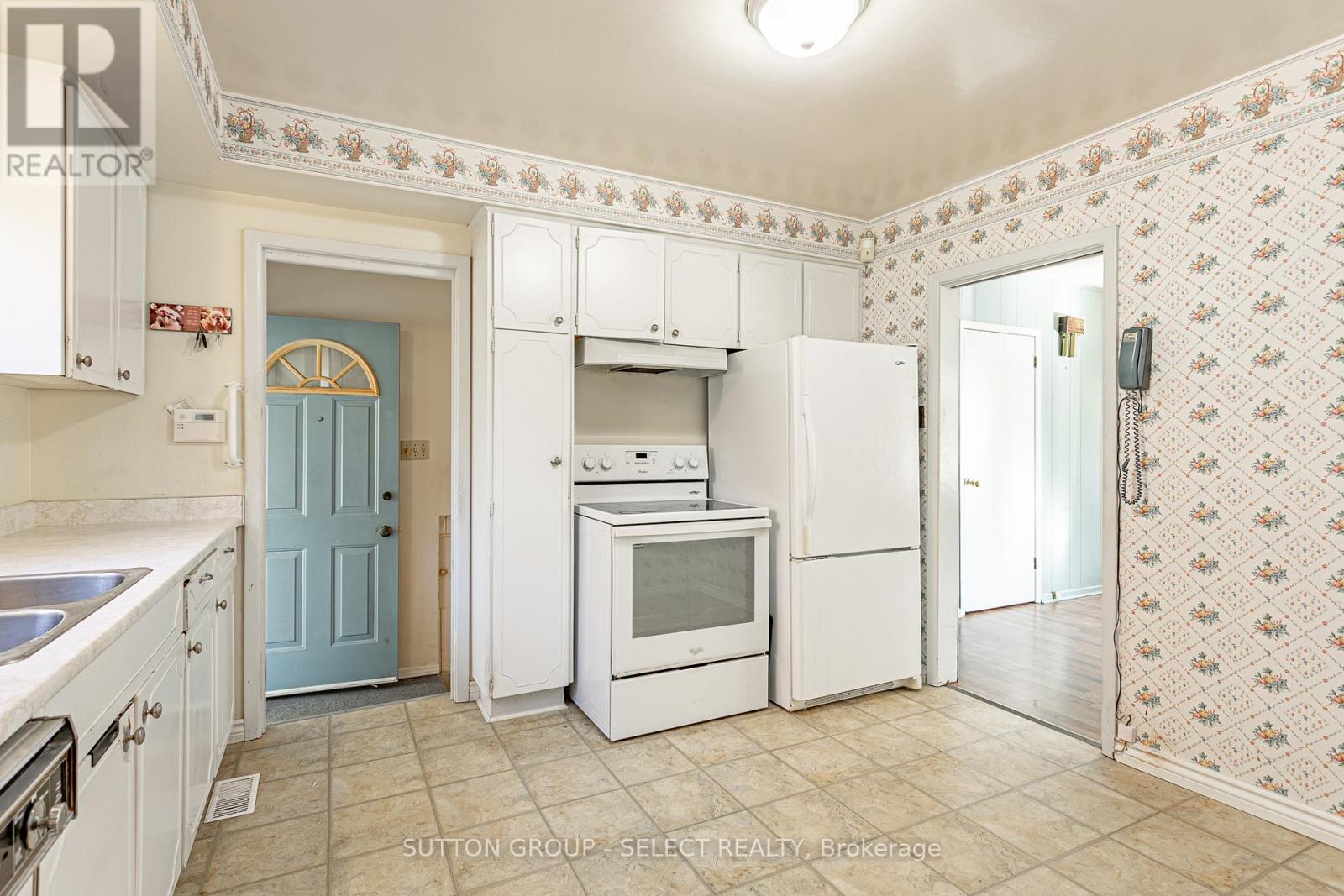 323 Base Line Road W, London South, Ontario  N6J 1W5 - Photo 11 - X12495560