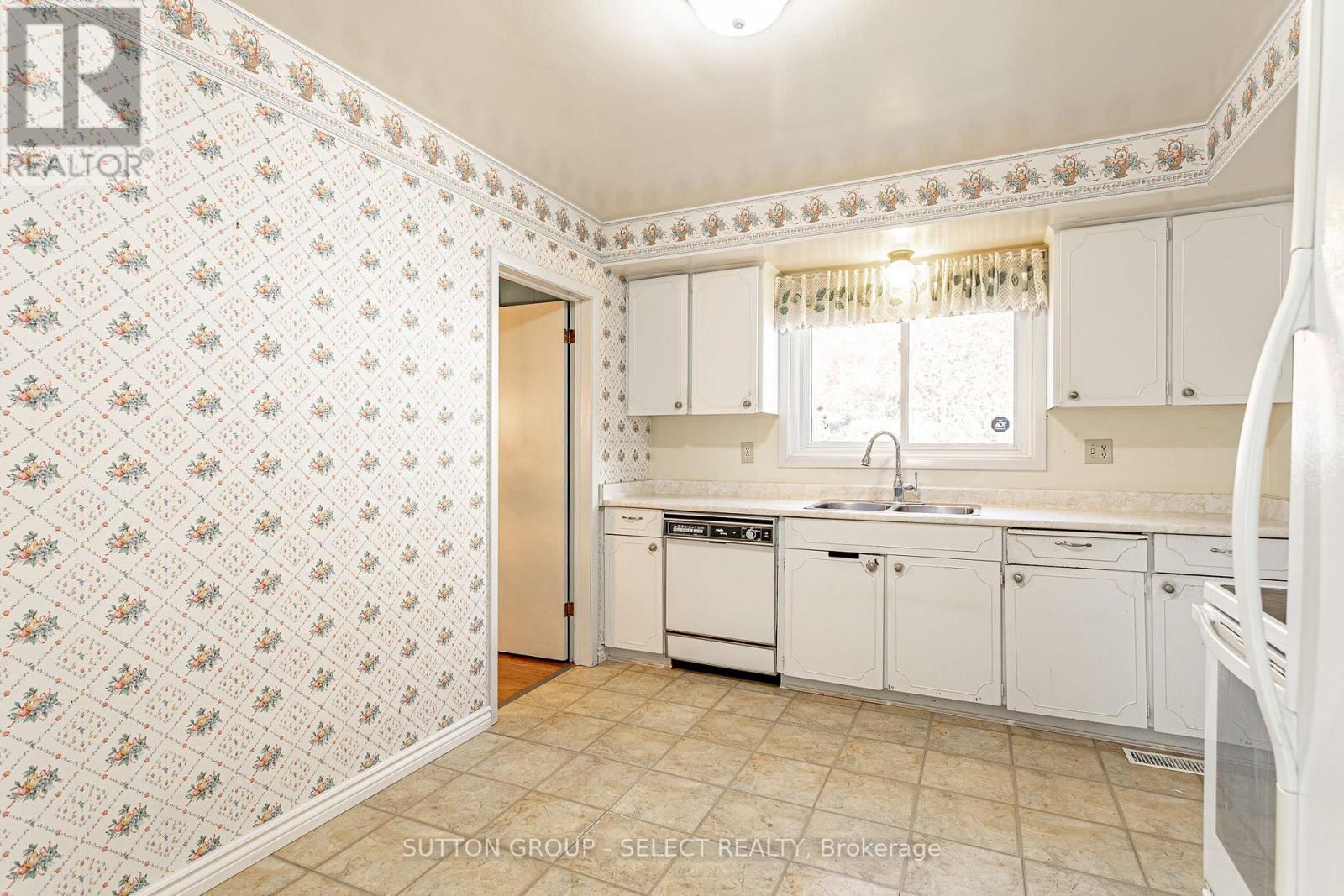 323 Base Line Road W, London South, Ontario  N6J 1W5 - Photo 9 - X12495560