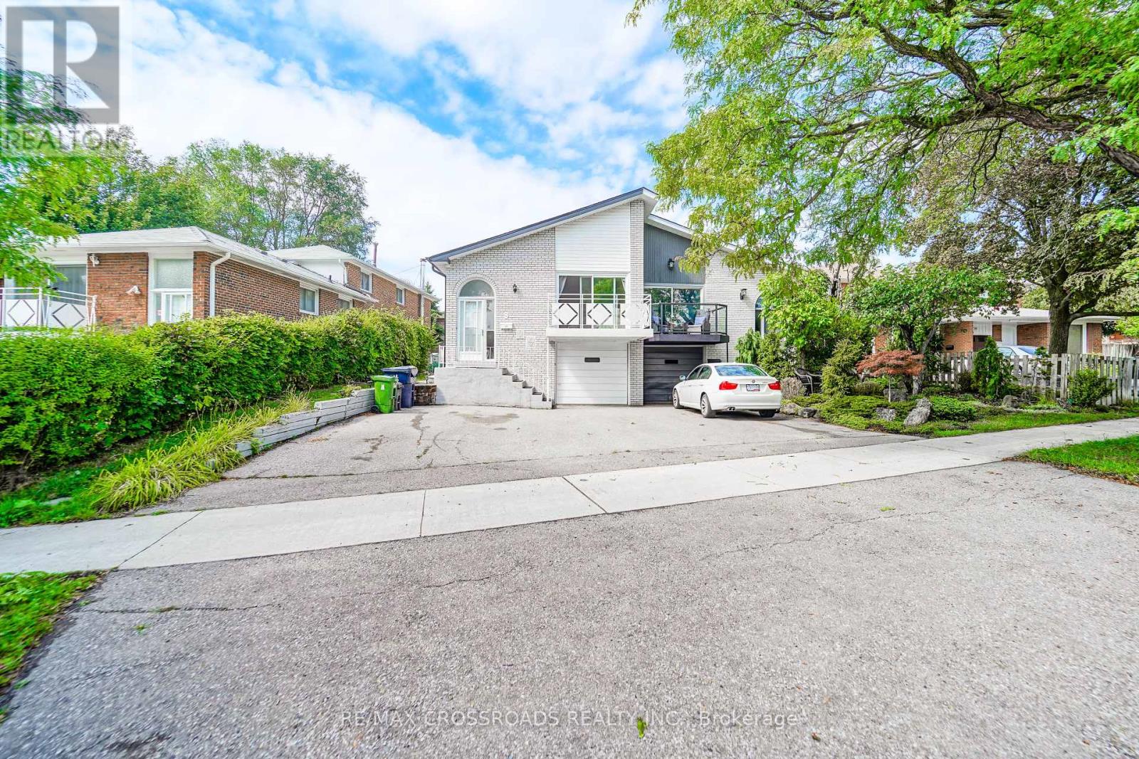 8 Topaz Gate, Toronto, Ontario M2M 2Z7 - Photo 2 - C12432415