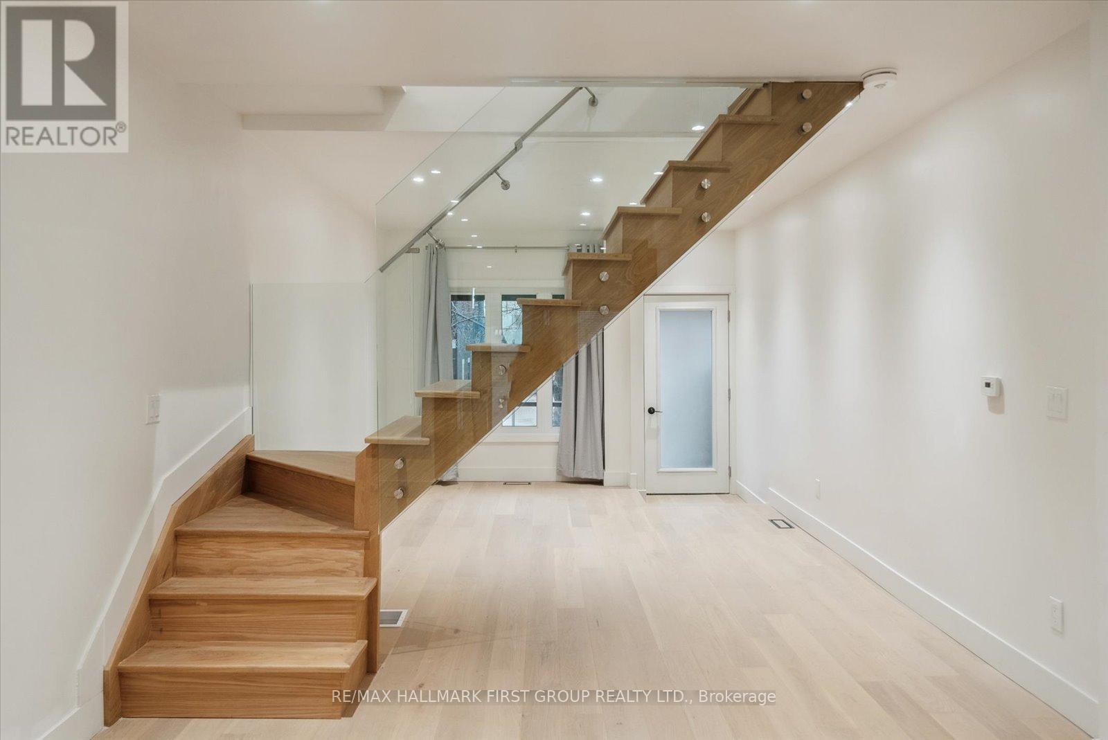 Upper - 285 Rhodes Avenue, Toronto, Ontario  M4L 3A4 - Photo 12 - E12495354