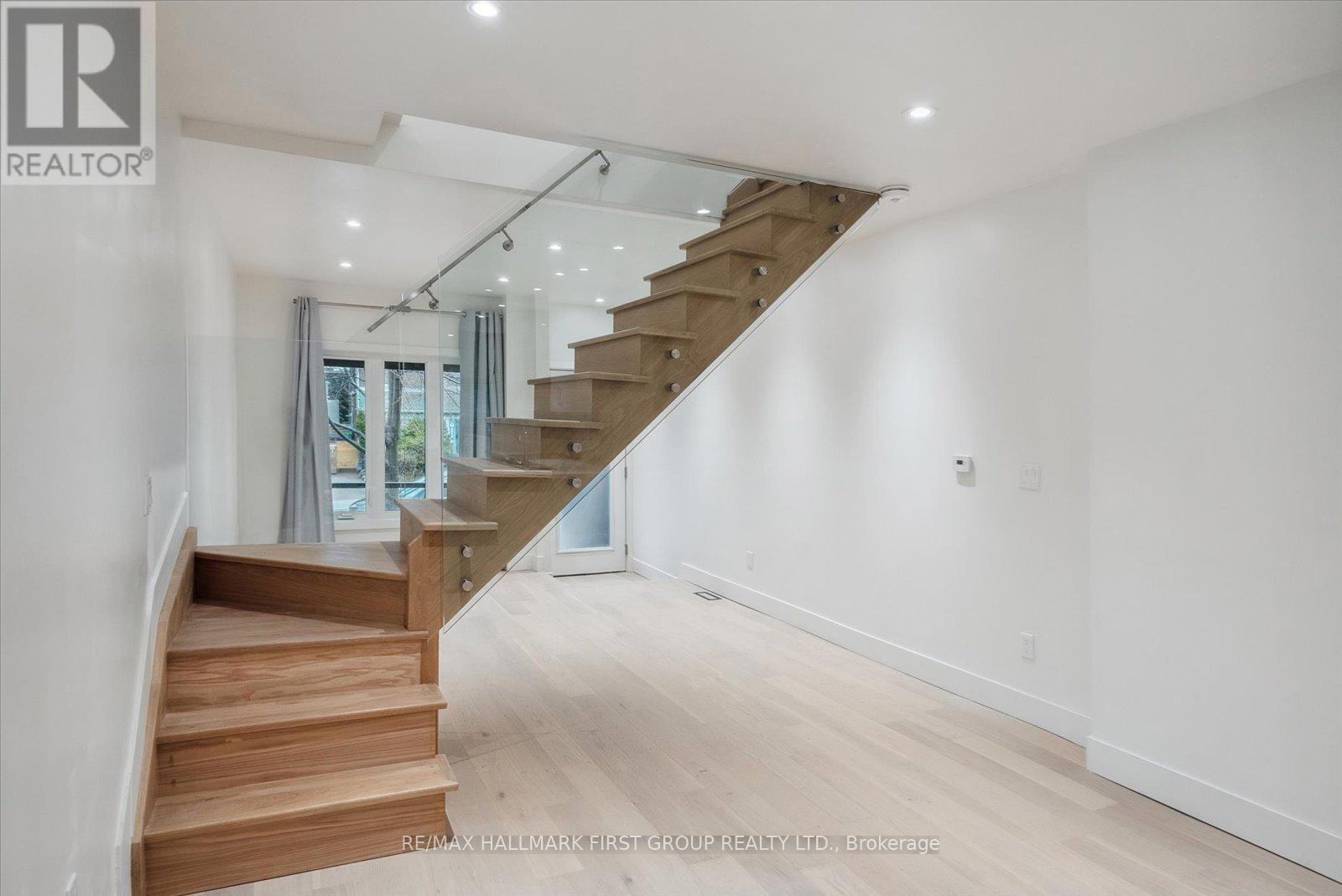 Upper - 285 Rhodes Avenue, Toronto, Ontario  M4L 3A4 - Photo 13 - E12495354