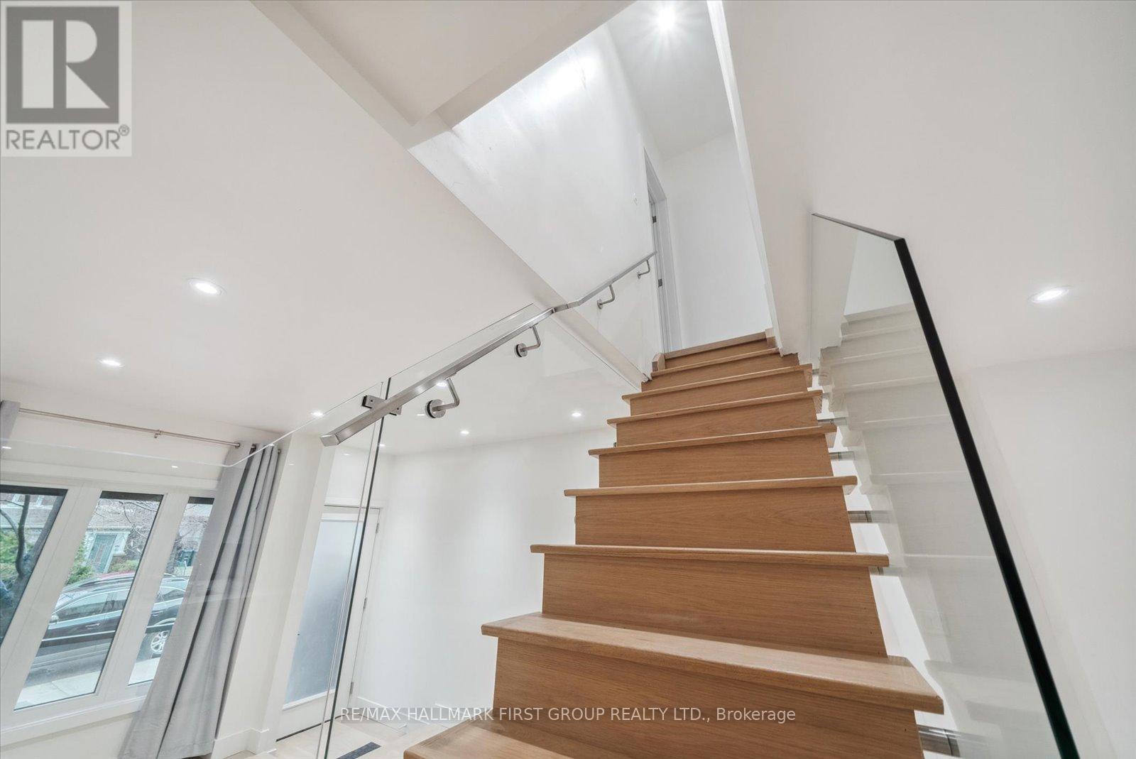 Upper - 285 Rhodes Avenue, Toronto, Ontario  M4L 3A4 - Photo 14 - E12495354