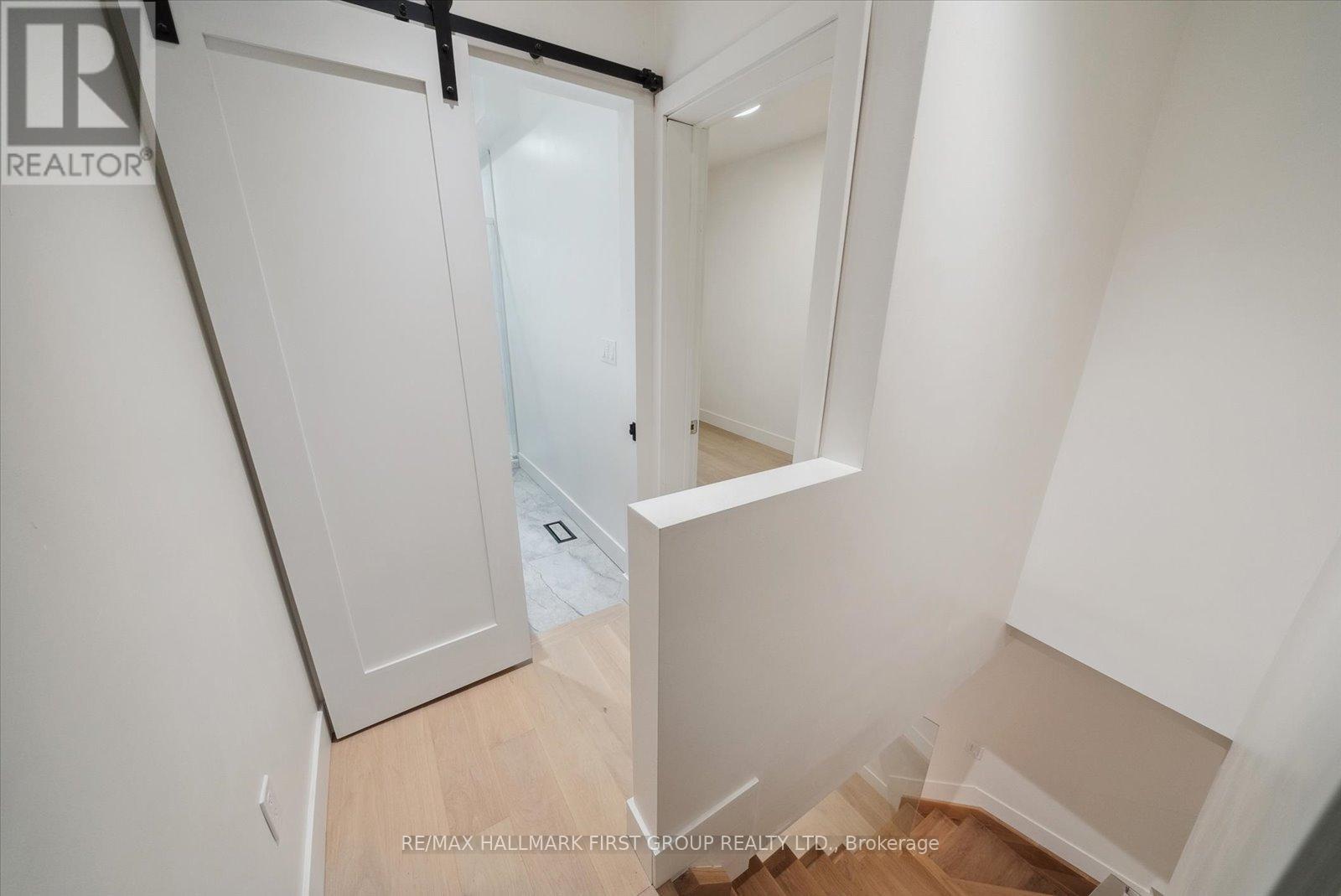 Upper - 285 Rhodes Avenue, Toronto, Ontario  M4L 3A4 - Photo 15 - E12495354