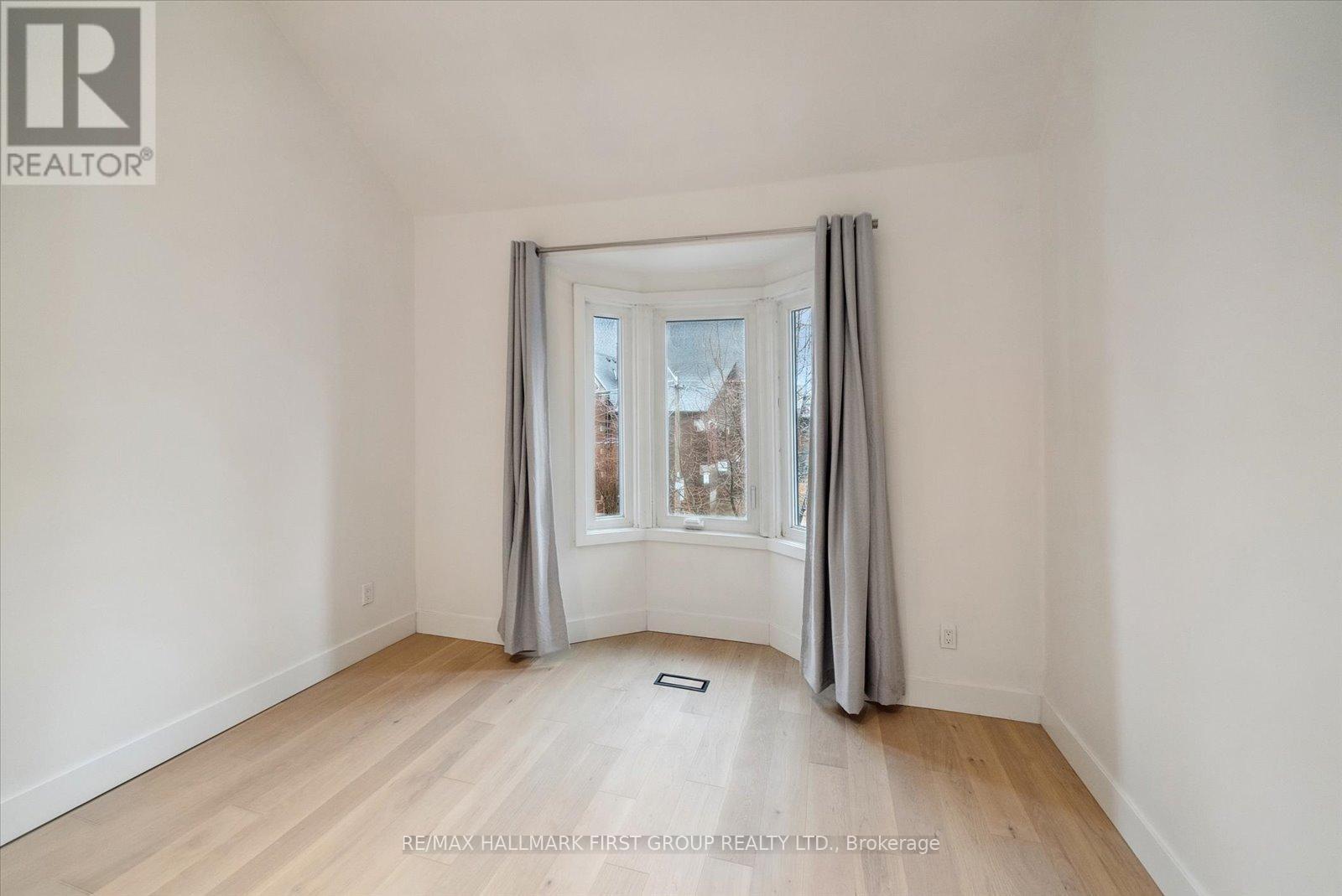 Upper - 285 Rhodes Avenue, Toronto, Ontario  M4L 3A4 - Photo 16 - E12495354