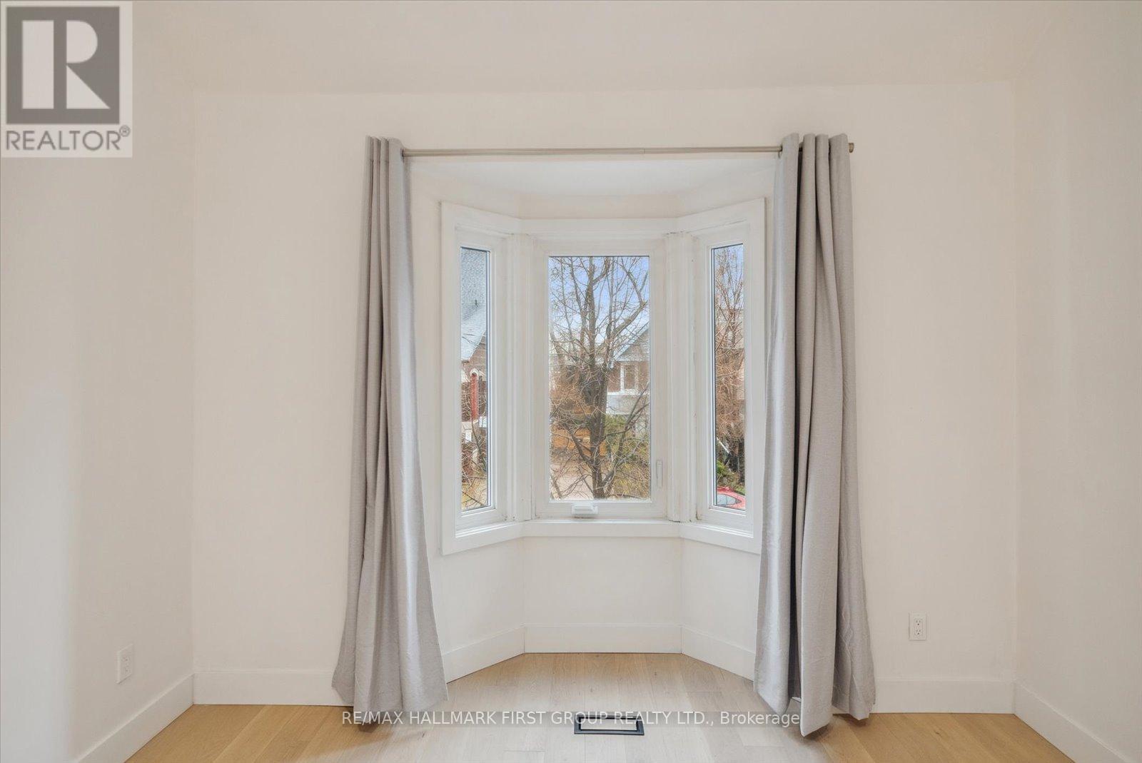 Upper - 285 Rhodes Avenue, Toronto, Ontario  M4L 3A4 - Photo 17 - E12495354