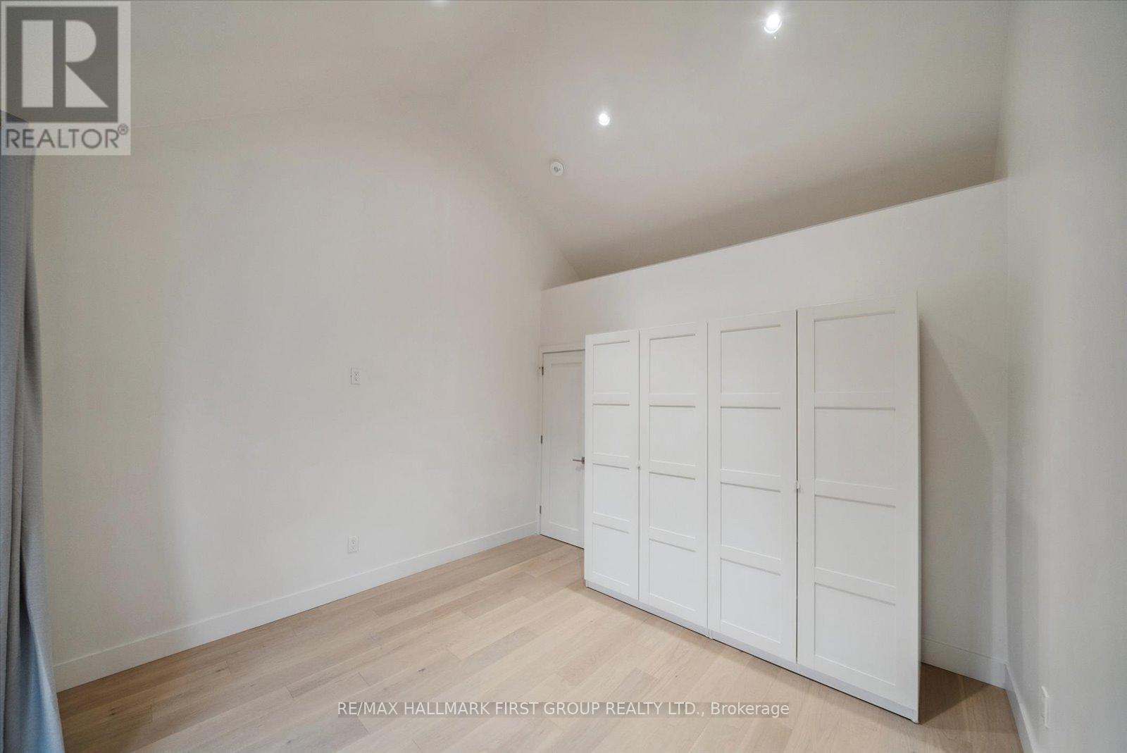 Upper - 285 Rhodes Avenue, Toronto, Ontario  M4L 3A4 - Photo 19 - E12495354