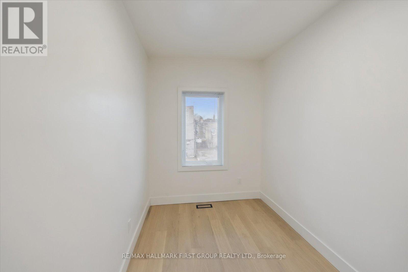 Upper - 285 Rhodes Avenue, Toronto, Ontario  M4L 3A4 - Photo 20 - E12495354