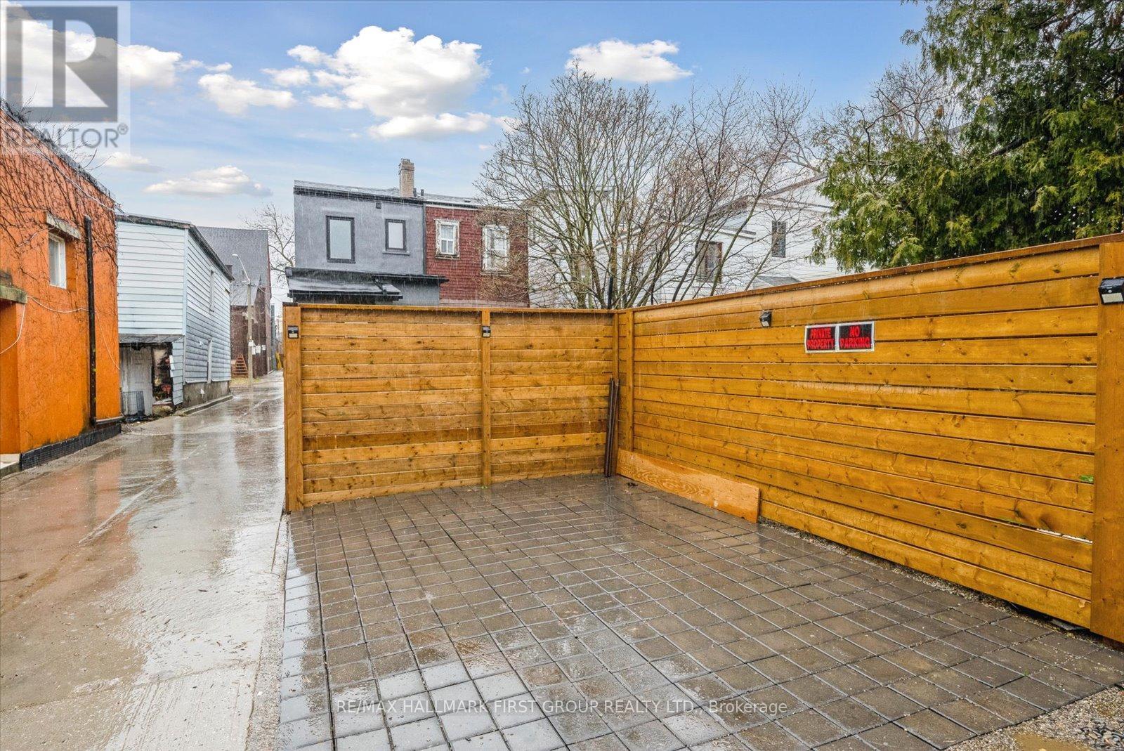 Upper - 285 Rhodes Avenue, Toronto, Ontario  M4L 3A4 - Photo 23 - E12495354