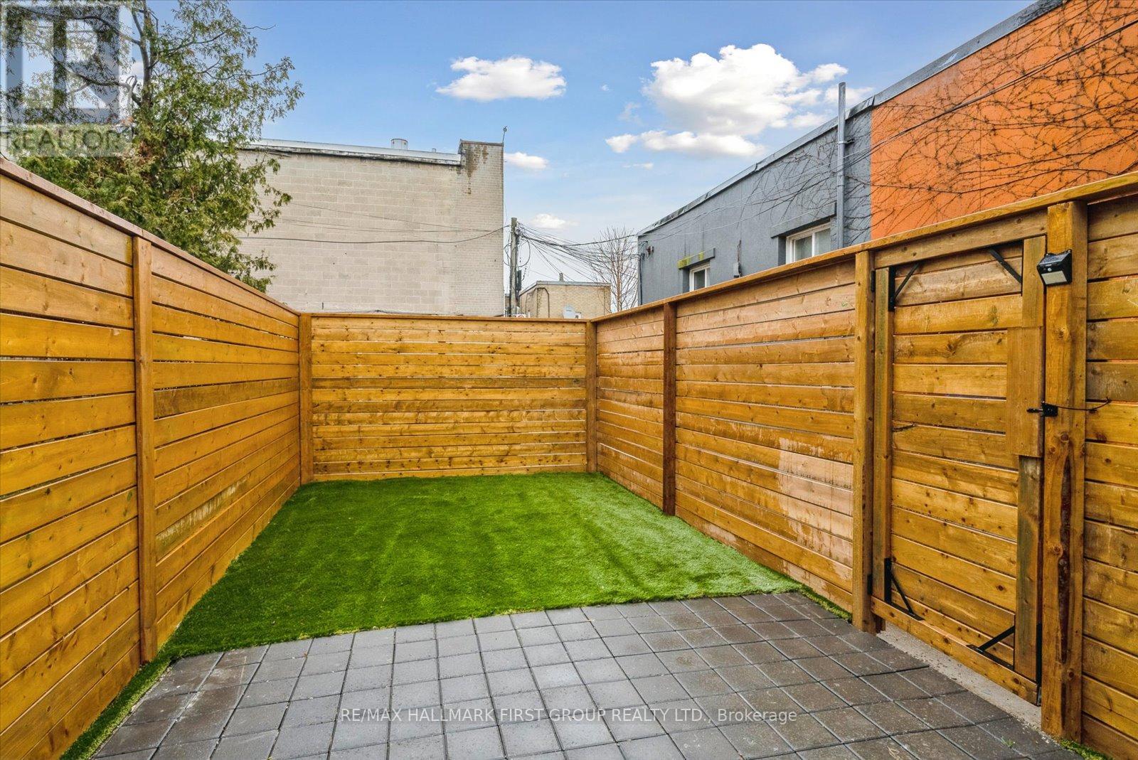 Upper - 285 Rhodes Avenue, Toronto, Ontario  M4L 3A4 - Photo 25 - E12495354