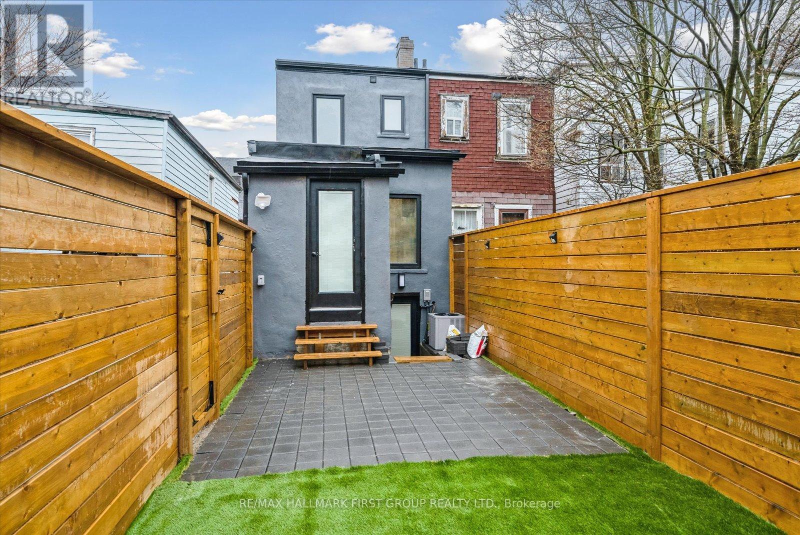 Upper - 285 Rhodes Avenue, Toronto, Ontario  M4L 3A4 - Photo 26 - E12495354