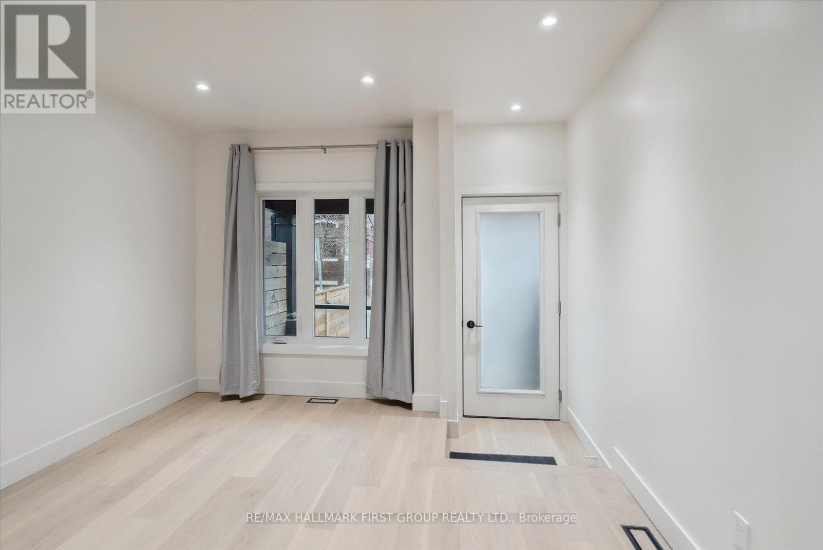 Upper - 285 Rhodes Avenue, Toronto, Ontario  M4L 3A4 - Photo 3 - E12495354