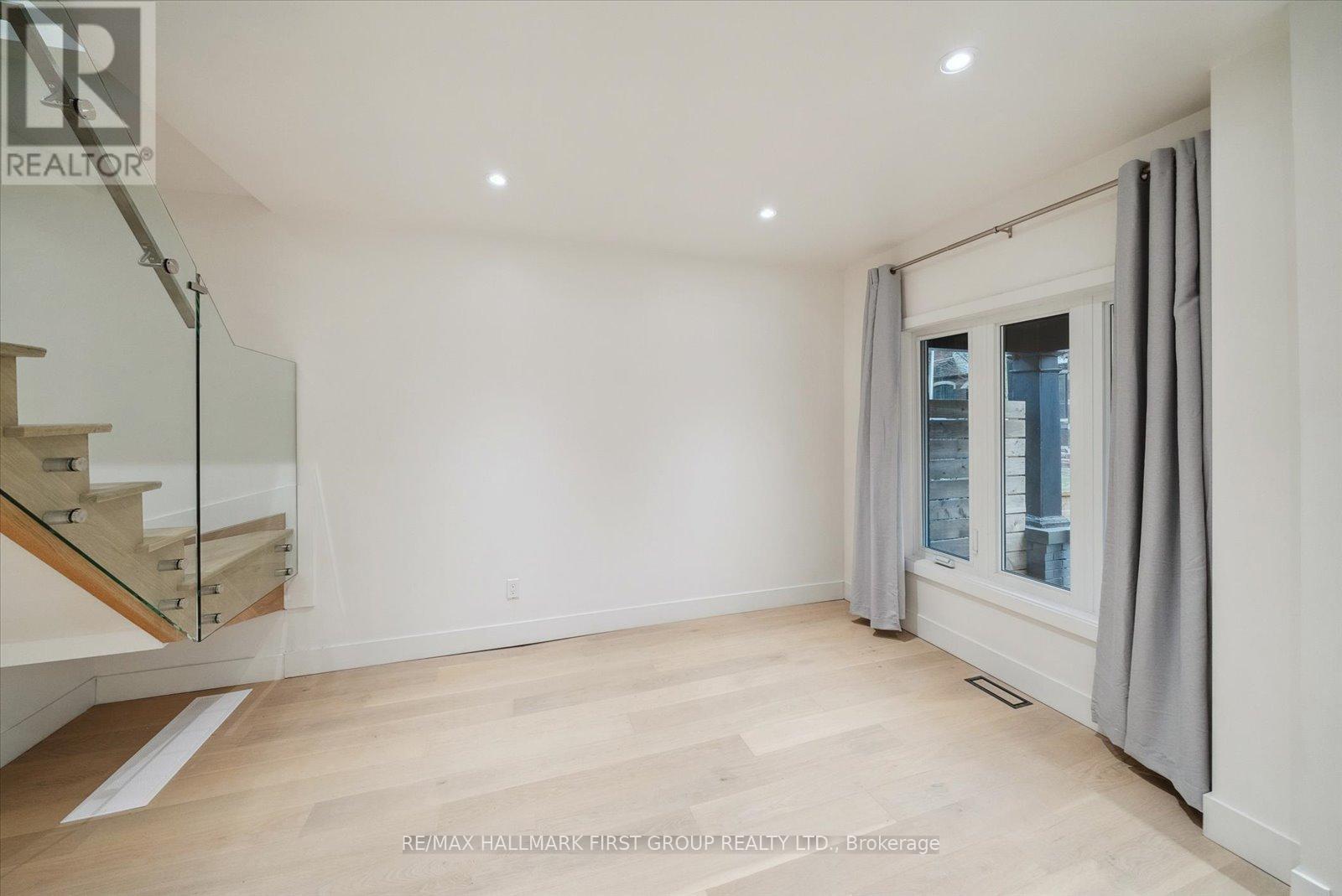 Upper - 285 Rhodes Avenue, Toronto, Ontario  M4L 3A4 - Photo 4 - E12495354