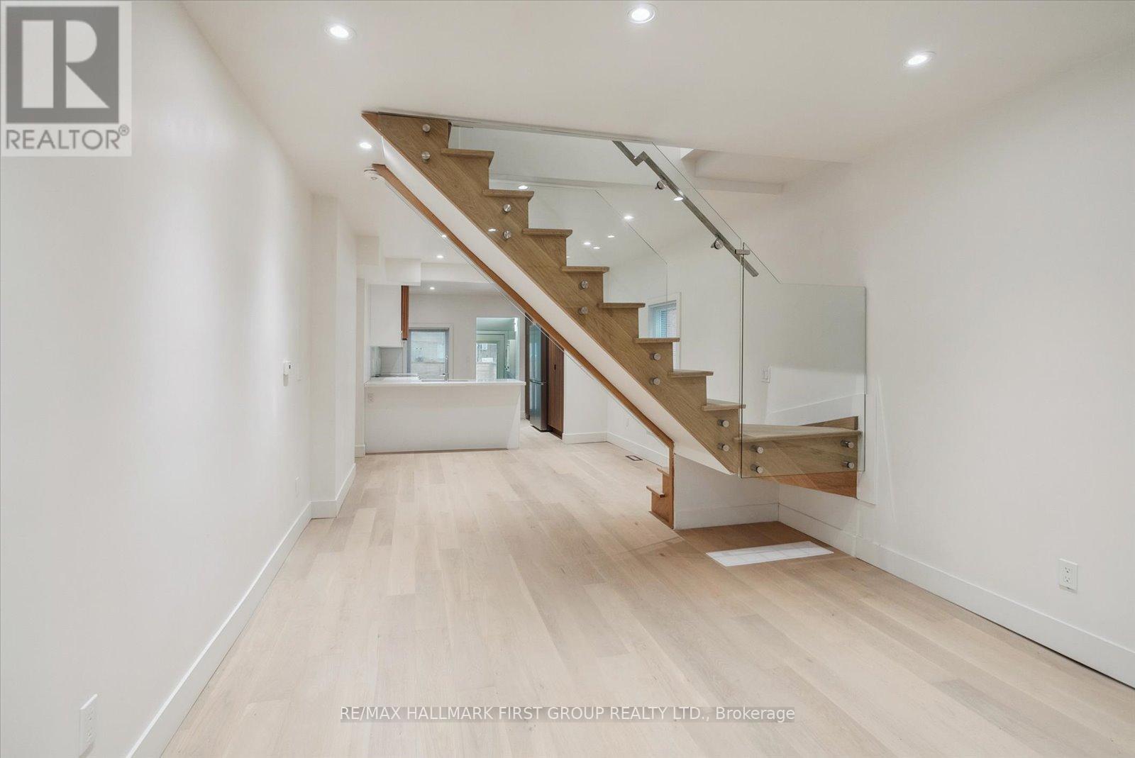 Upper - 285 Rhodes Avenue, Toronto, Ontario  M4L 3A4 - Photo 5 - E12495354