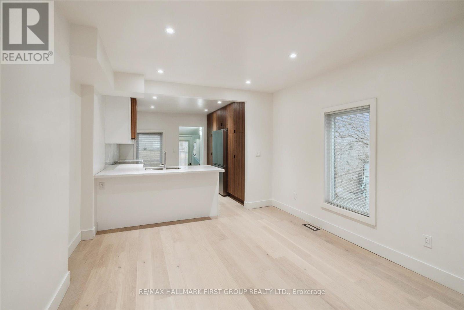 Upper - 285 Rhodes Avenue, Toronto, Ontario  M4L 3A4 - Photo 6 - E12495354