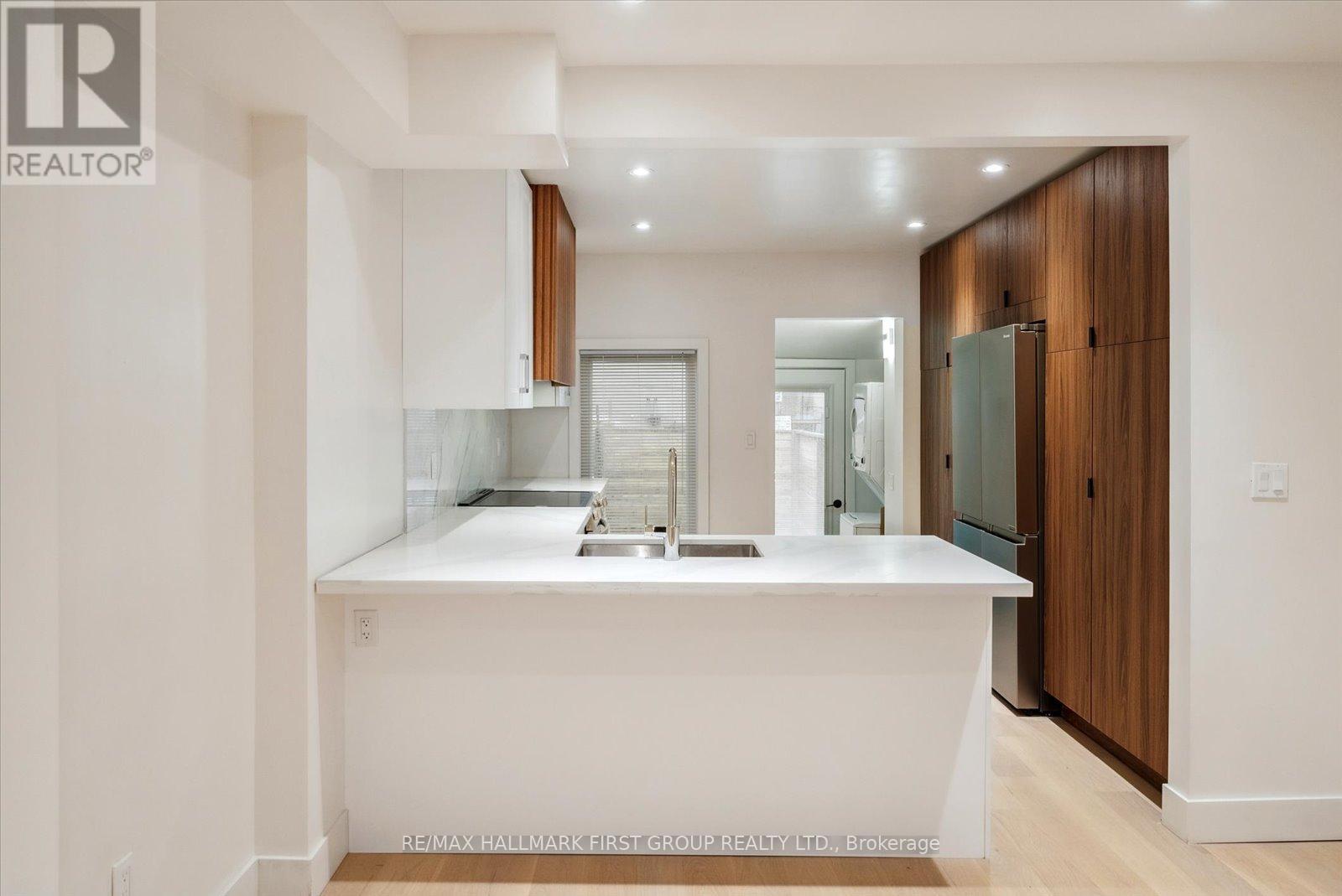 Upper - 285 Rhodes Avenue, Toronto, Ontario  M4L 3A4 - Photo 7 - E12495354