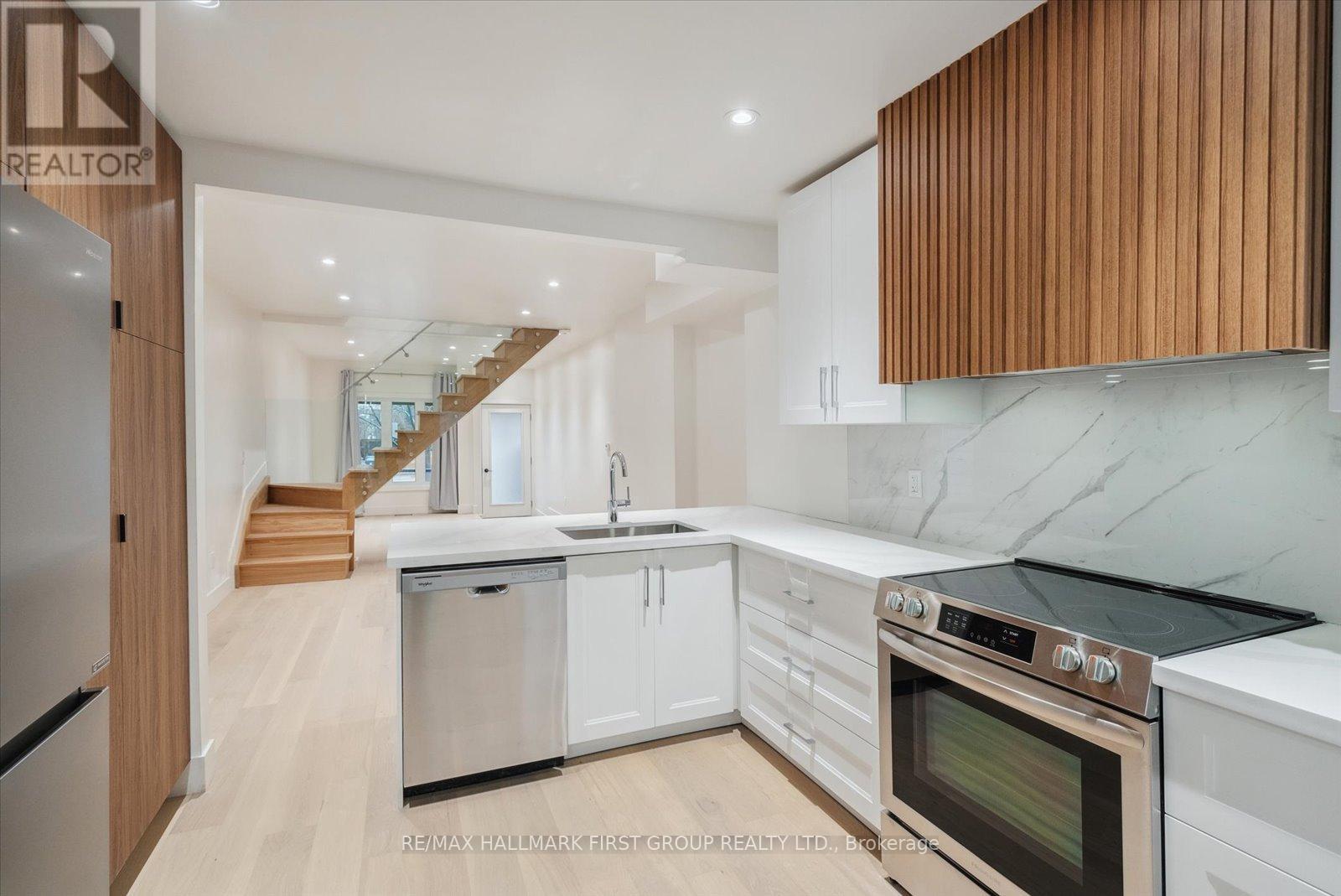 Upper - 285 Rhodes Avenue, Toronto, Ontario  M4L 3A4 - Photo 8 - E12495354