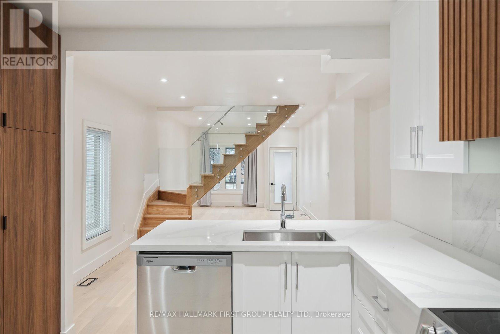 Upper - 285 Rhodes Avenue, Toronto, Ontario  M4L 3A4 - Photo 9 - E12495354