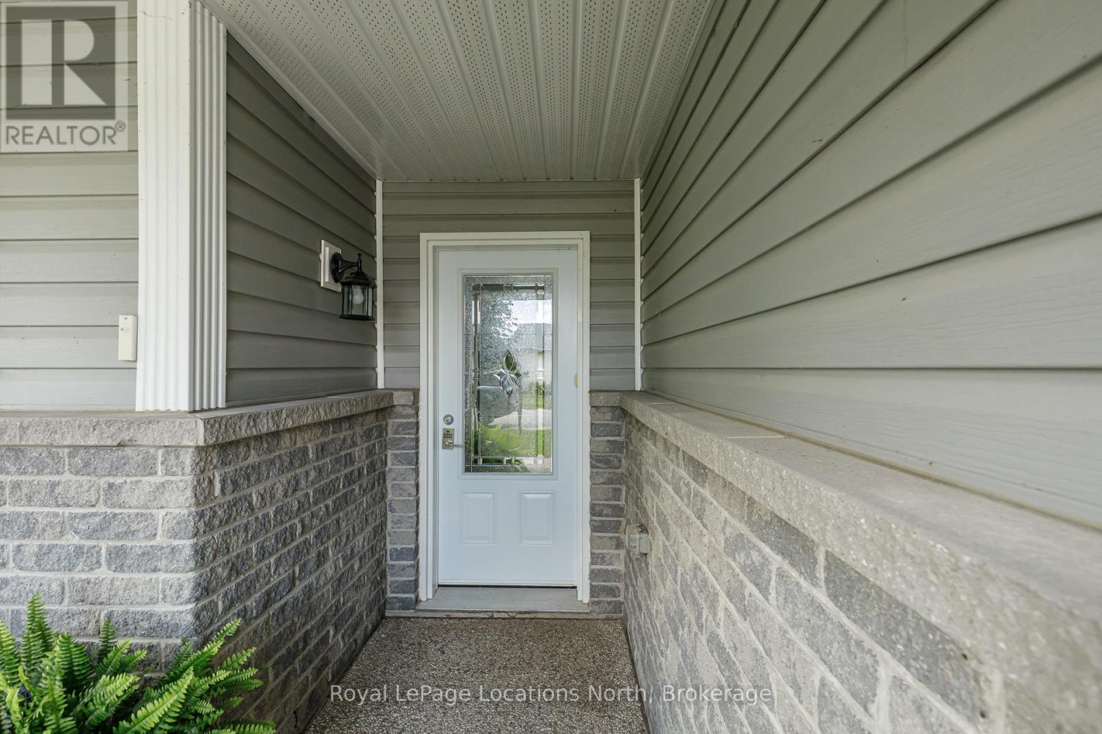 46 New York Avenue, Wasaga Beach, Ontario  L9Z 3A8 - Photo 3 - S12495386