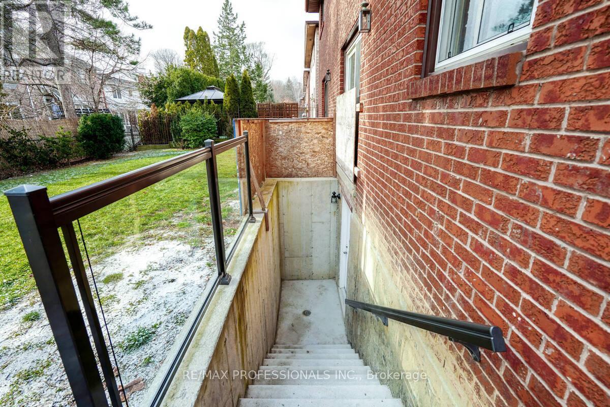 LOWER - 7 VANCHO CRESCENT S, Toronto, Ontario