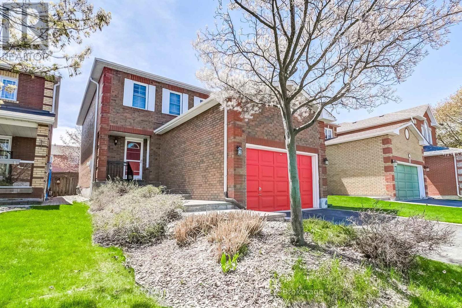 195 Howard Crescent, Orangeville, Ontario  L9W 4W5 - Photo 2 - W12495328