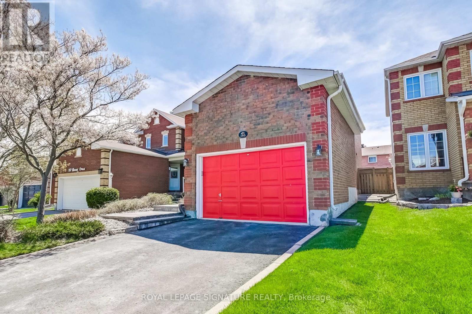 195 Howard Crescent, Orangeville, Ontario  L9W 4W5 - Photo 3 - W12495328