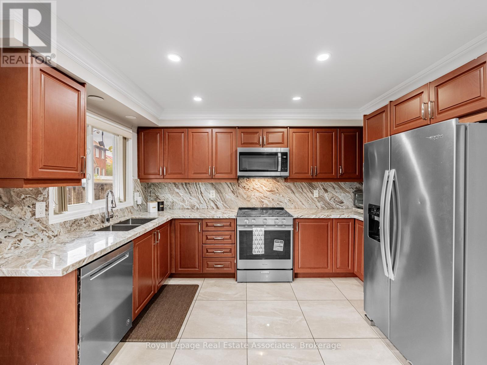 6214 Miriam Way, Mississauga (Lisgar), Ontario  L5N 8J6 - Photo 9 - W12495364