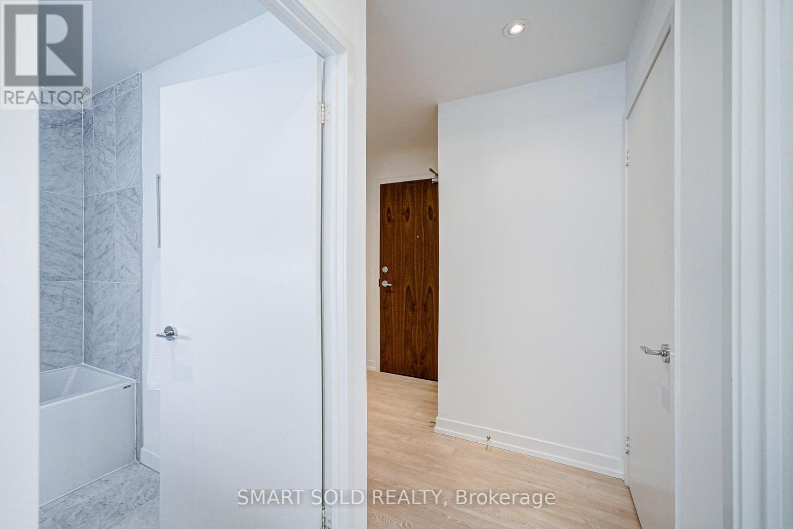 305 - 90 Queens Wharf Road, Toronto, Ontario  M5V 0J4 - Photo 8 - C12495410