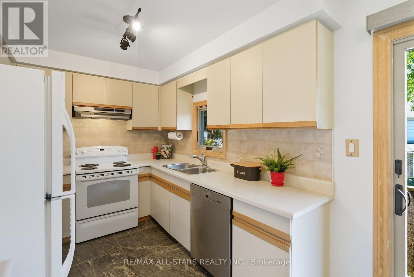 1094 Longbow Drive, Pickering (Liverpool), Ontario  L1V 5X3 - Photo 11 - E12495502