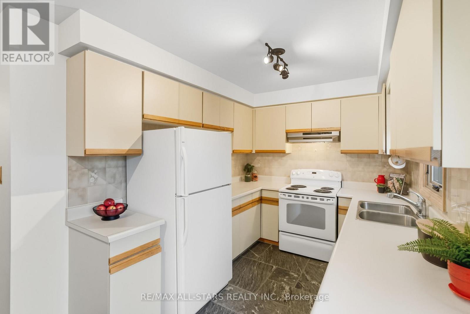 1094 Longbow Drive, Pickering (Liverpool), Ontario  L1V 5X3 - Photo 12 - E12495502