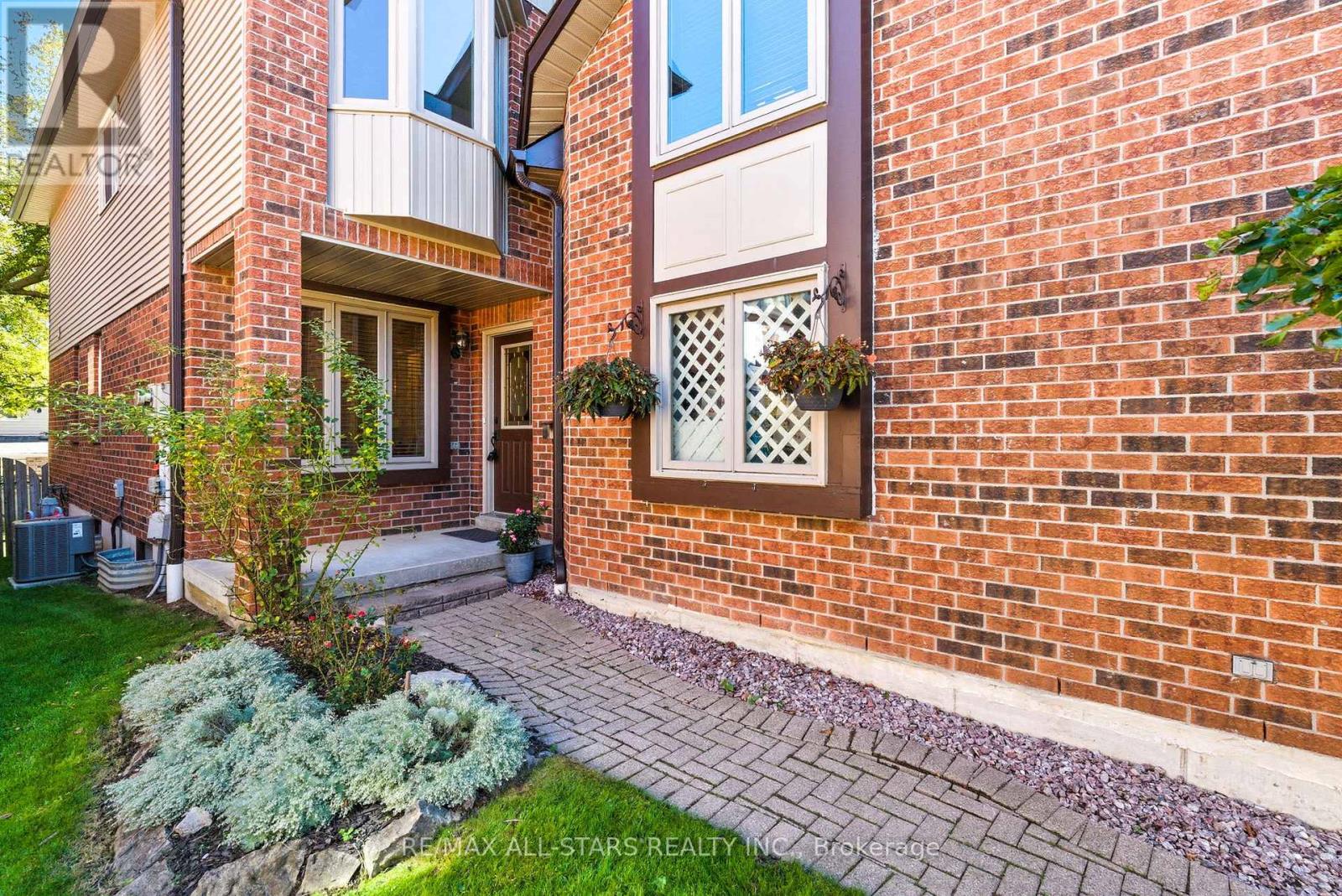 1094 Longbow Drive, Pickering (Liverpool), Ontario  L1V 5X3 - Photo 3 - E12495502