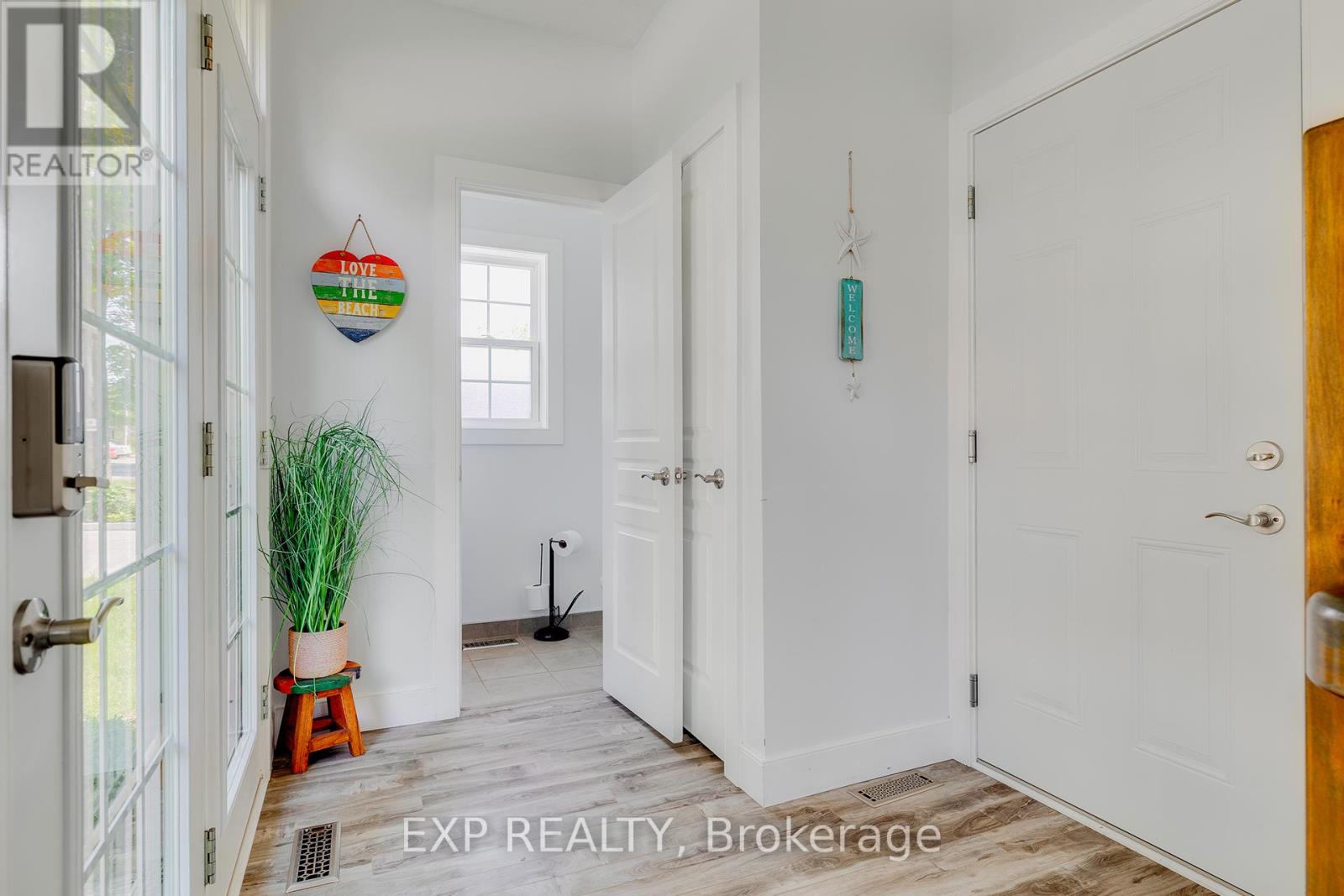 28 Centre Street, Lambton Shores (Grand Bend), Ontario  N0M 1T0 - Photo 11 - X12470407