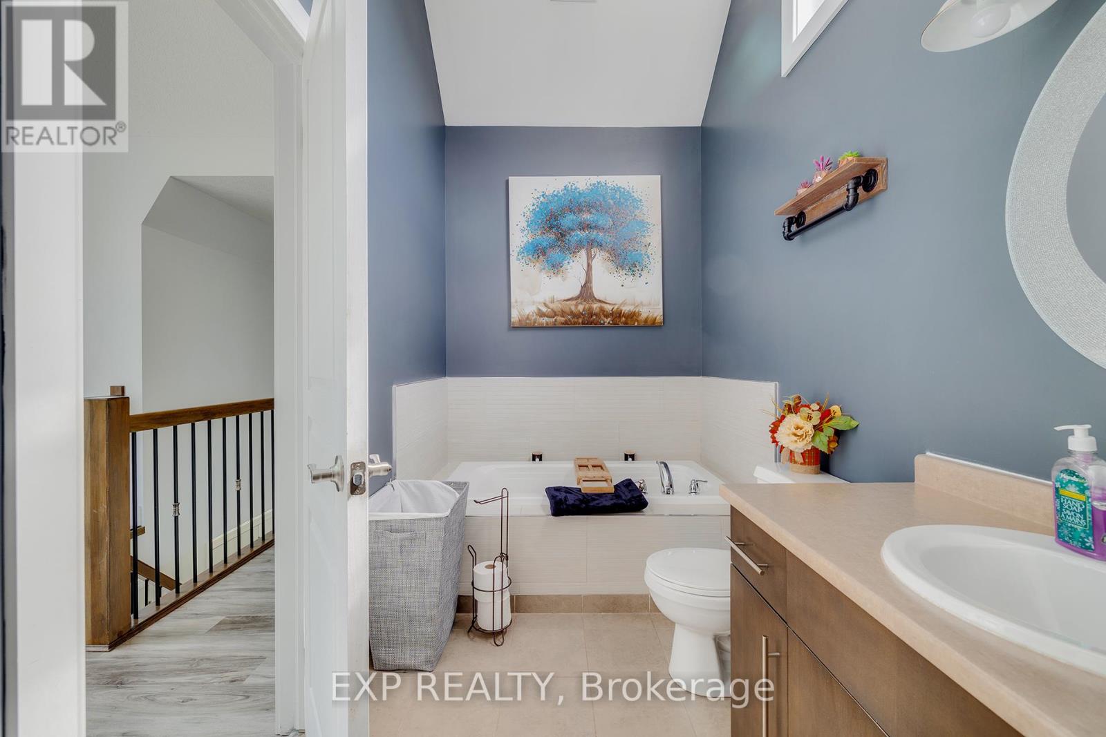 28 Centre Street, Lambton Shores (Grand Bend), Ontario  N0M 1T0 - Photo 22 - X12470407