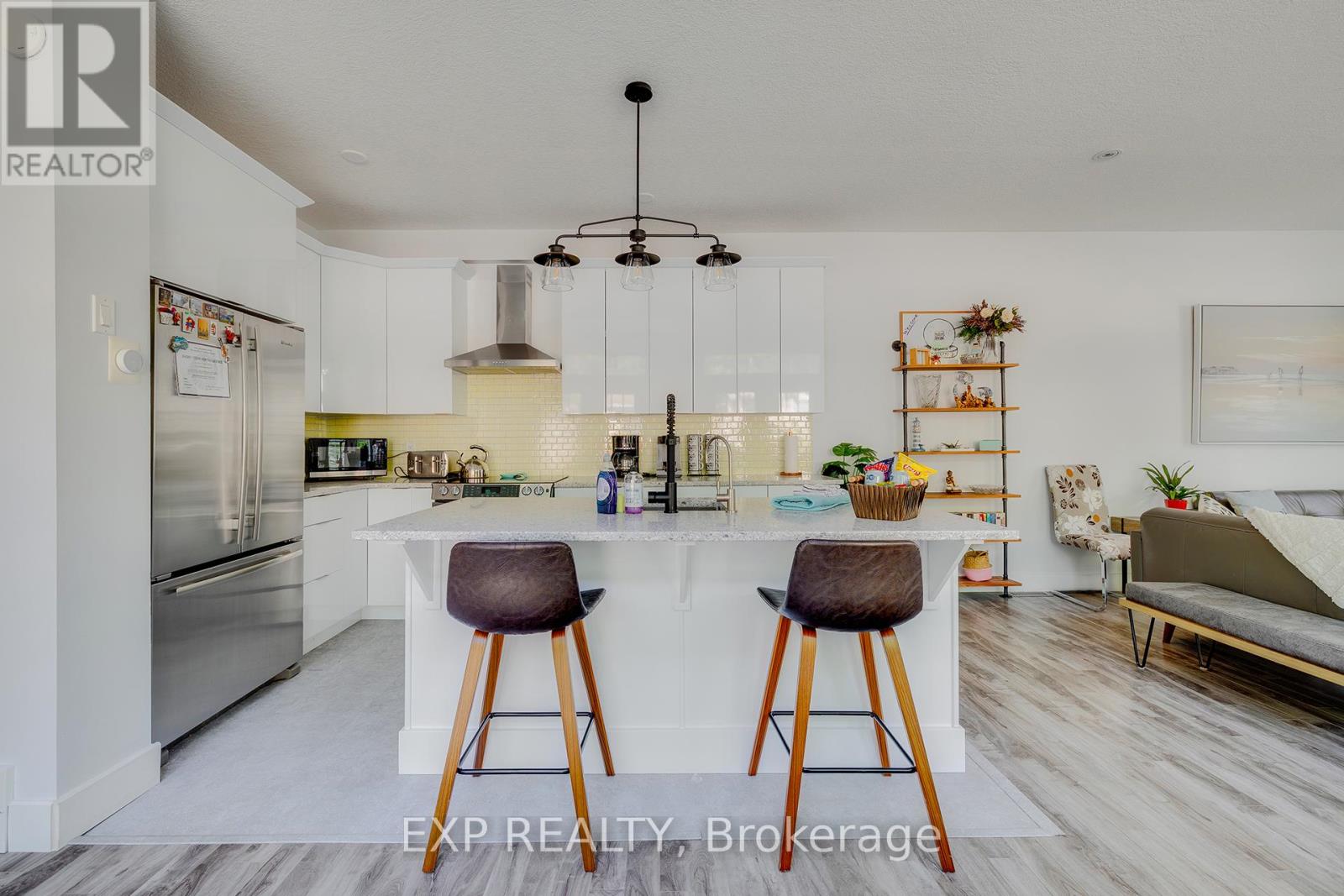 28 Centre Street, Lambton Shores (Grand Bend), Ontario  N0M 1T0 - Photo 4 - X12470407