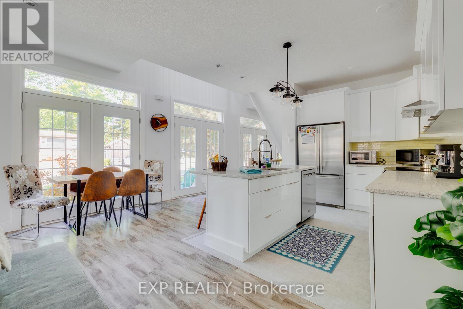 28 Centre Street, Lambton Shores (Grand Bend), Ontario  N0M 1T0 - Photo 5 - X12470407