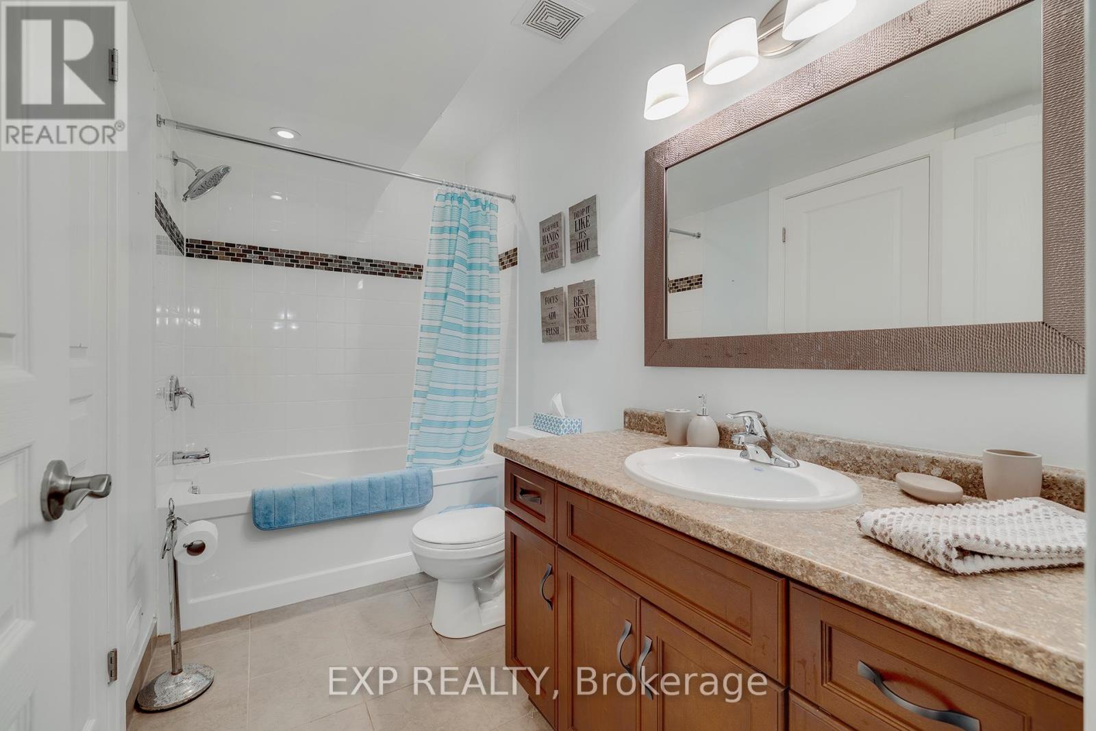 28 Centre Street, Lambton Shores (Grand Bend), Ontario  N0M 1T0 - Photo 27 - X12470407