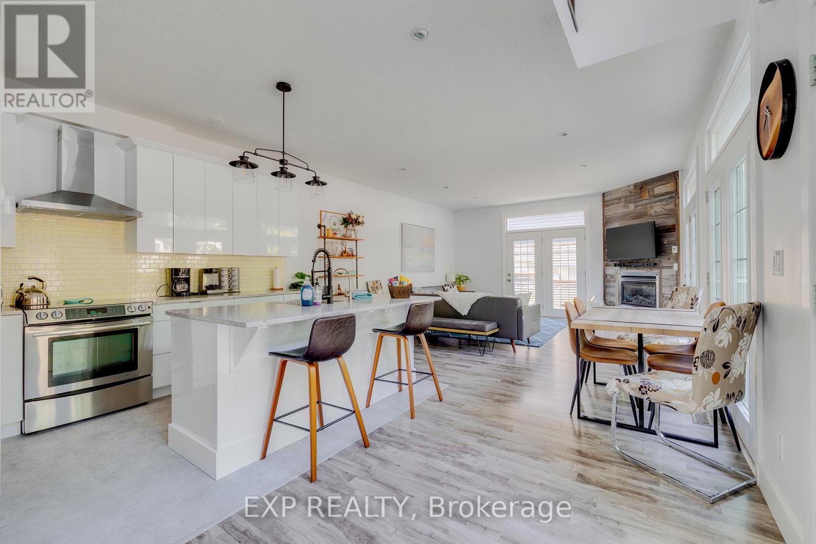 28 Centre Street, Lambton Shores (Grand Bend), Ontario  N0M 1T0 - Photo 2 - X12470407