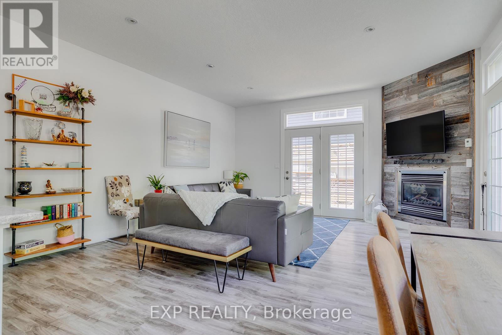 28 Centre Street, Lambton Shores (Grand Bend), Ontario  N0M 1T0 - Photo 6 - X12470407