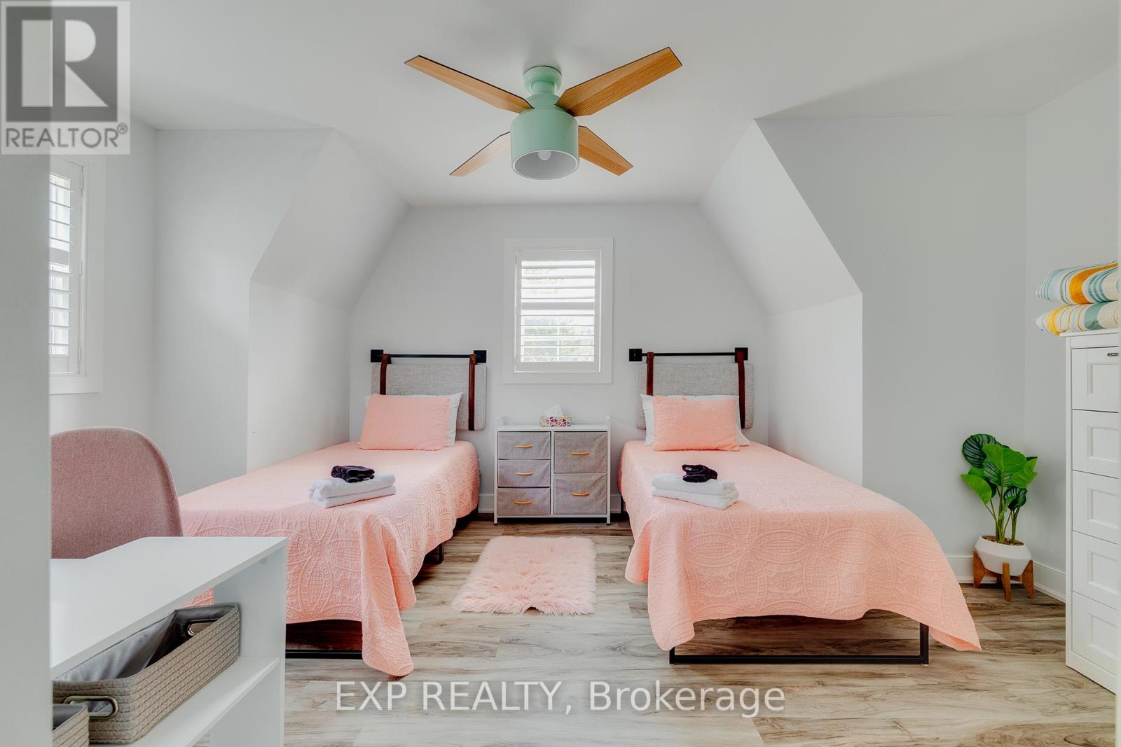 28 Centre Street, Lambton Shores (Grand Bend), Ontario  N0M 1T0 - Photo 18 - X12470407