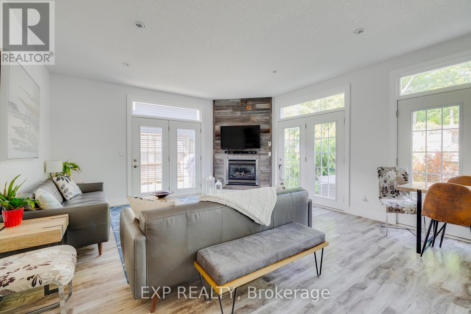 28 Centre Street, Lambton Shores (Grand Bend), Ontario  N0M 1T0 - Photo 7 - X12470407