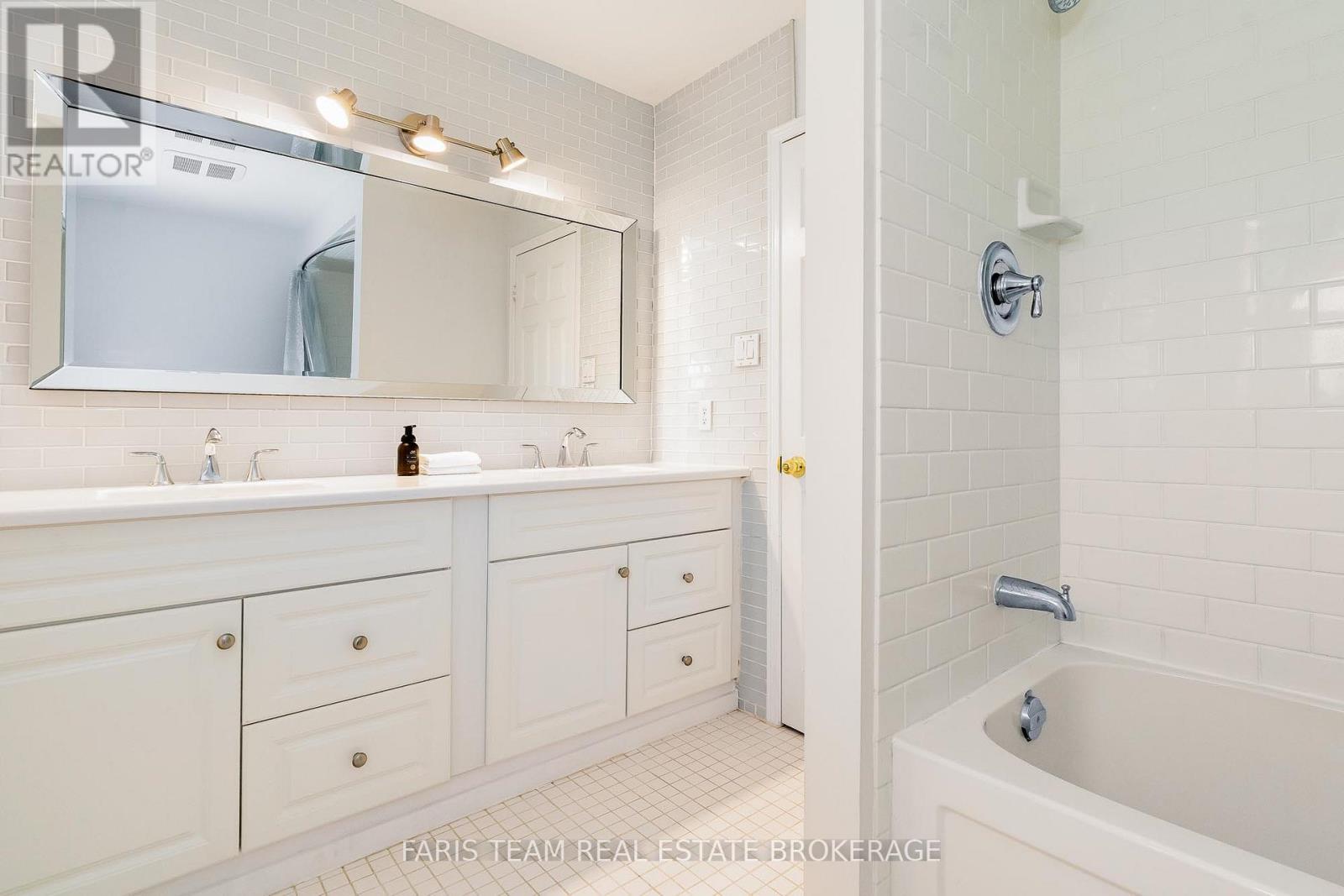 23 Royal Court, Bradford West Gwillimbury (Bradford), Ontario  L3Z 2P5 - Photo 28 - N12495480