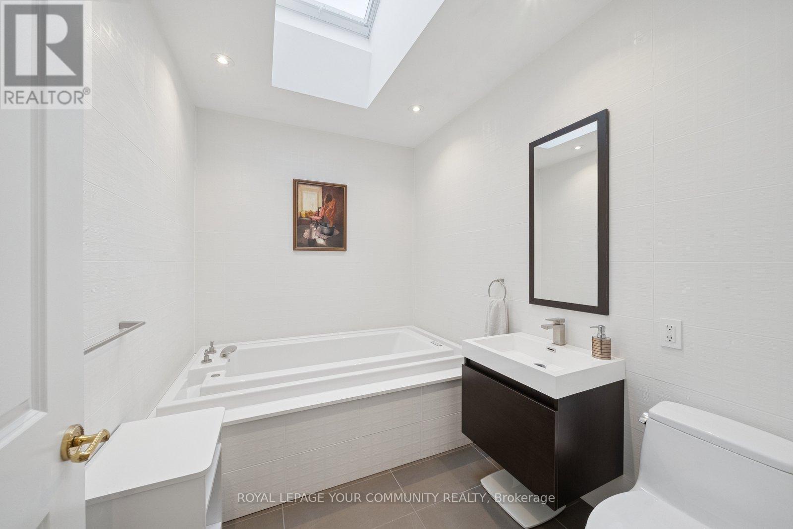 402 Palmer Avenue, Richmond Hill, Ontario  L4C 1P8 - Photo 20 - N12495658