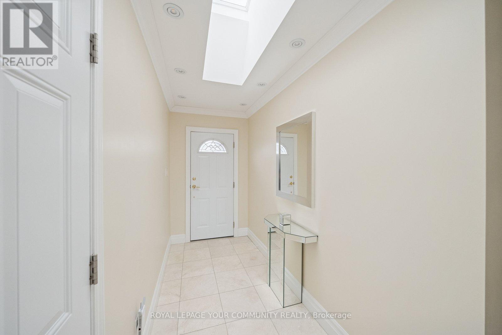 402 Palmer Avenue, Richmond Hill, Ontario  L4C 1P8 - Photo 4 - N12495658