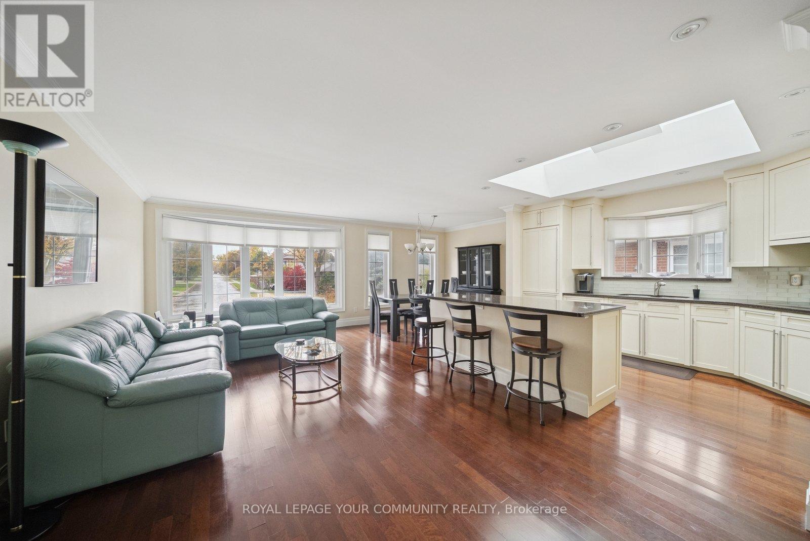 402 Palmer Avenue, Richmond Hill, Ontario  L4C 1P8 - Photo 5 - N12495658