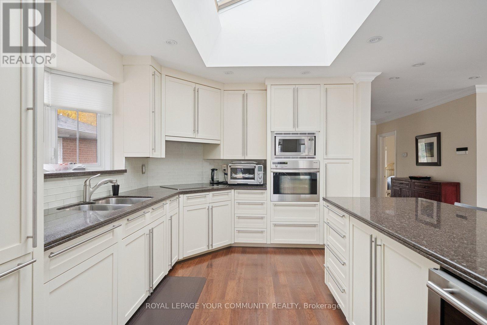 402 Palmer Avenue, Richmond Hill, Ontario  L4C 1P8 - Photo 9 - N12495658