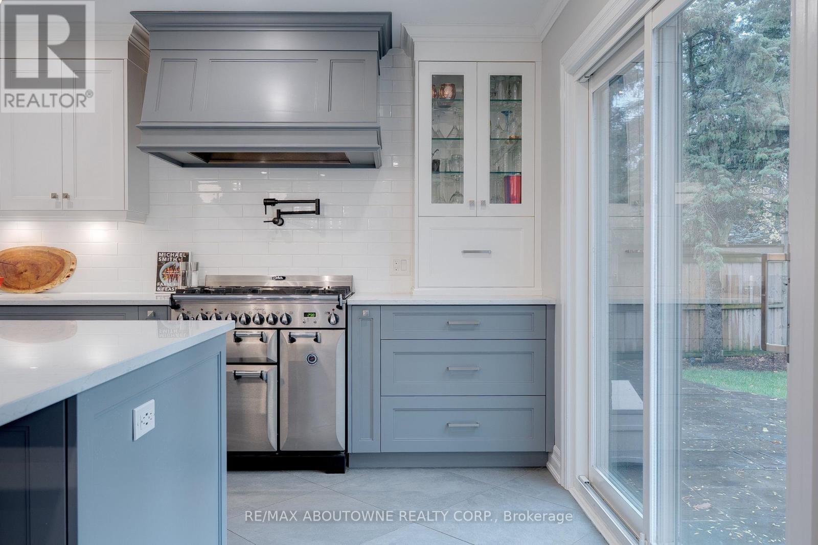 1586 Heritage Way, Oakville, Ontario  L6M 2Z5 - Photo 11 - W12495660