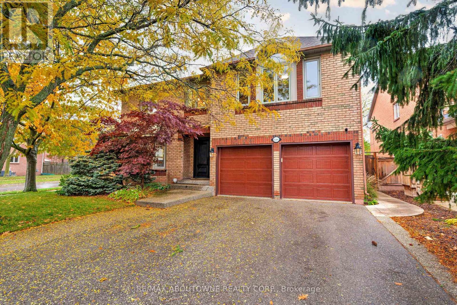 1586 Heritage Way, Oakville, Ontario  L6M 2Z5 - Photo 2 - W12495660