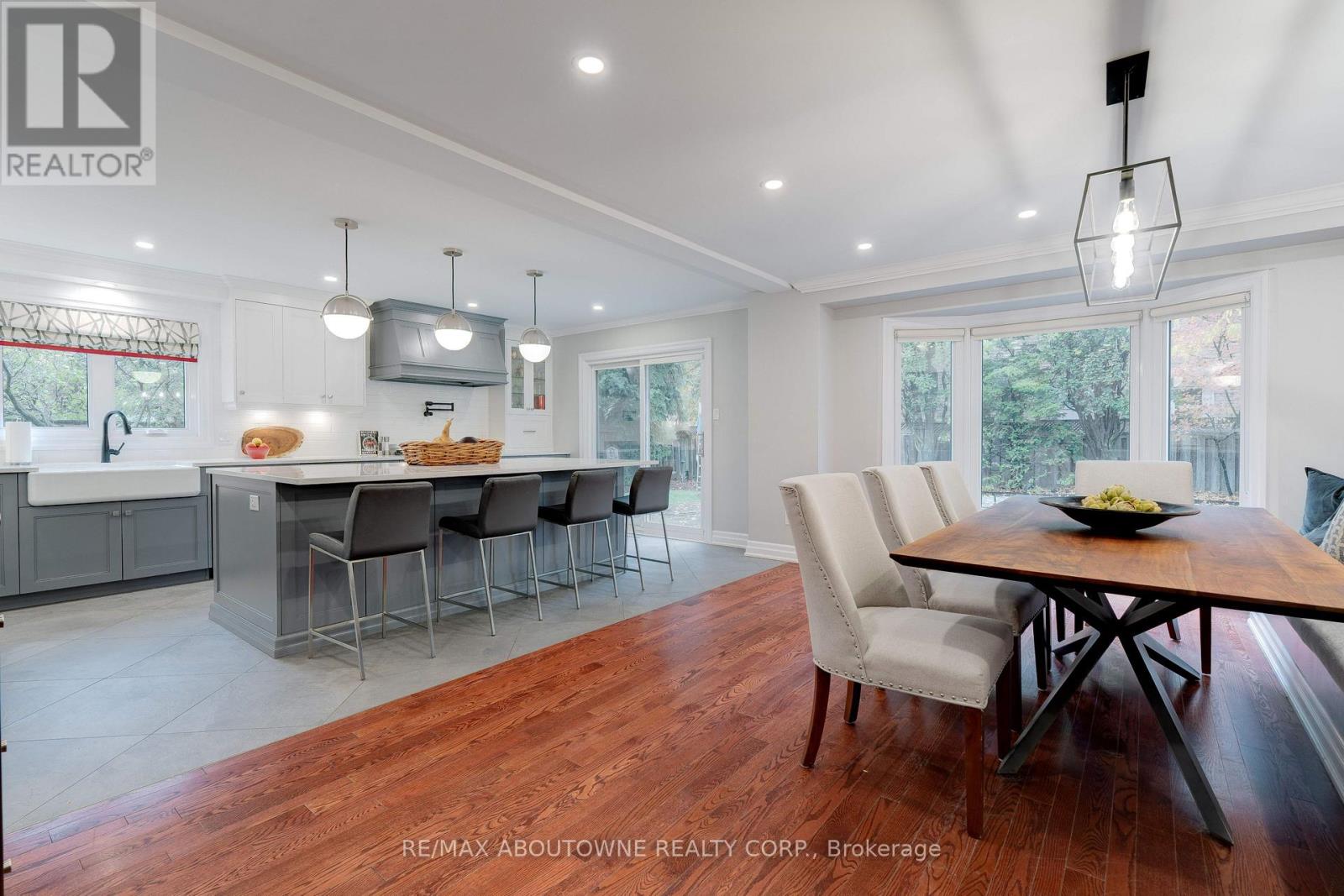 1586 Heritage Way, Oakville, Ontario  L6M 2Z5 - Photo 7 - W12495660