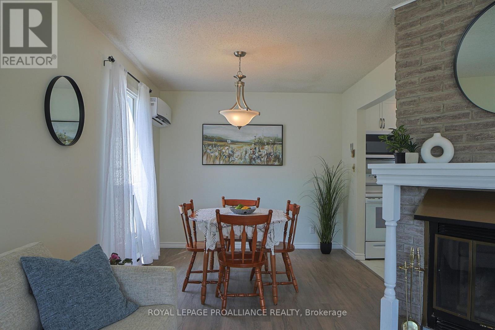 98 East Davis Street, Quinte West (Trenton Ward), Ontario  K8V 6H4 - Photo 10 - X12495768